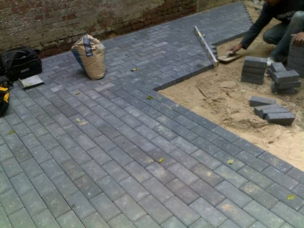 Brick Pavers Brooklyn team is working on outdoor pavers for a client in Brooklyn, NY. In this image, you see a gray color brick being laid by our masonry contractor in Brooklyn. This image was taken in May 2022 by our masonry Brooklyn team.